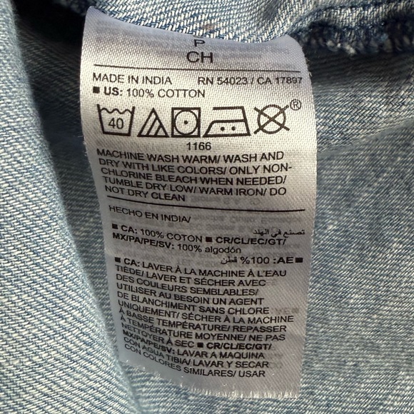 Old Navy Boyfriend Denim Shirt Light Wash Button Down Size Small - Picture 4 of 8